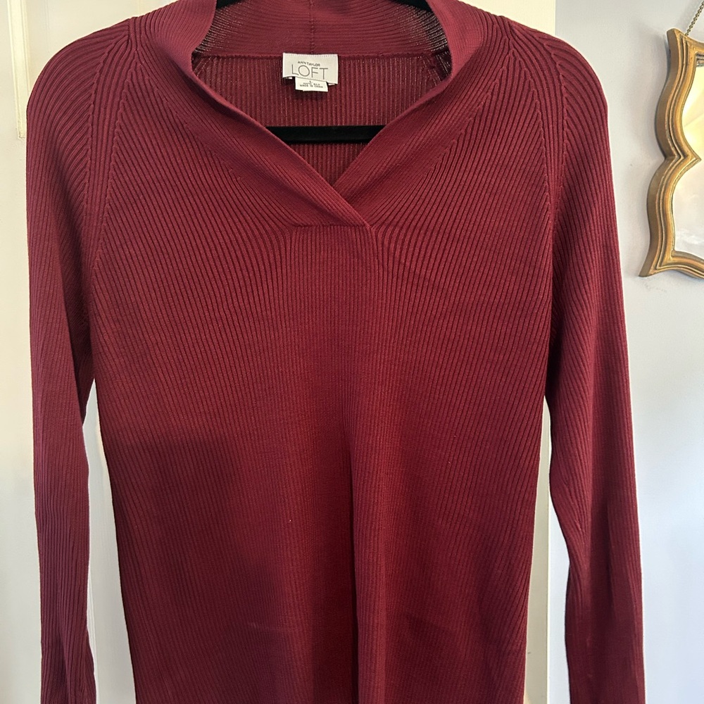 LOFT Women's 100% silk Ribbed V-Neck Sweater - Burgundy